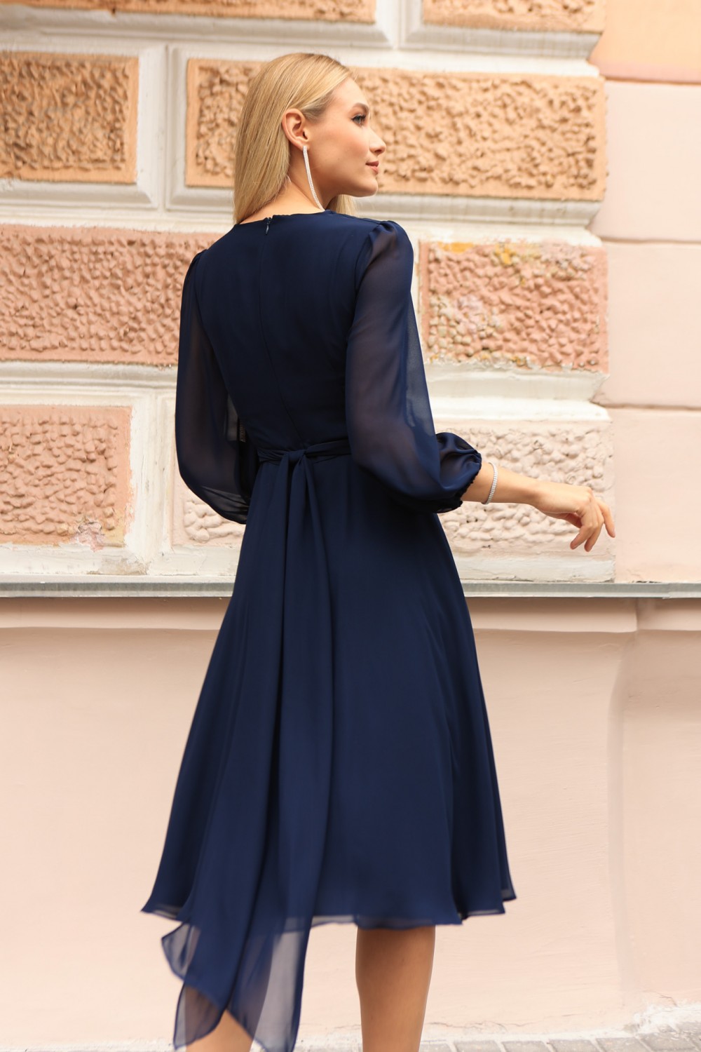 Шифоновое платье макси с утягивающей драпировкой  (темно-синее)   - фото
